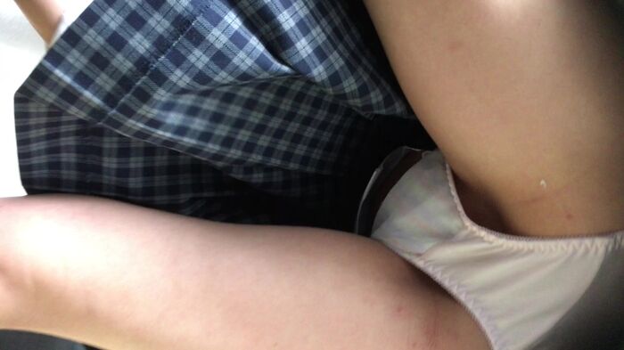 [upskirt351 upside-down shooting JK] Stupid JK that can be captured by the camera from white P to crotch darkening with open legs squatting 40th image