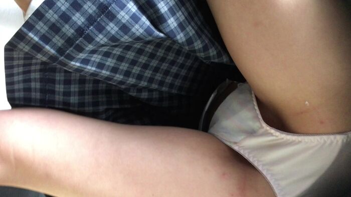 [upskirt351 upside-down shooting JK] Stupid JK that can be captured by the camera from white P to crotch darkening with open legs squatting 41th image