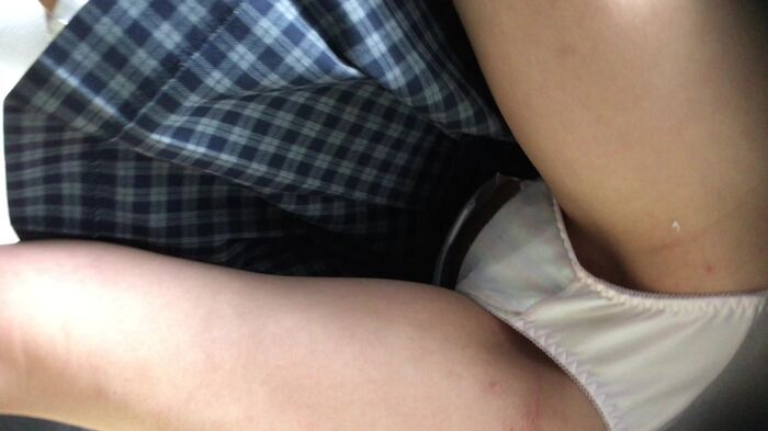 [upskirt351 upside-down shooting JK] Stupid JK that can be captured by the camera from white P to crotch darkening with open legs squatting 42th image