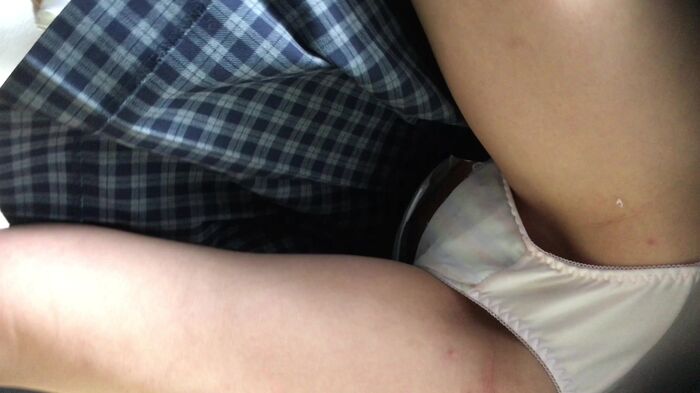[upskirt351 upside-down shooting JK] Stupid JK that can be captured by the camera from white P to crotch darkening with open legs squatting 43th image