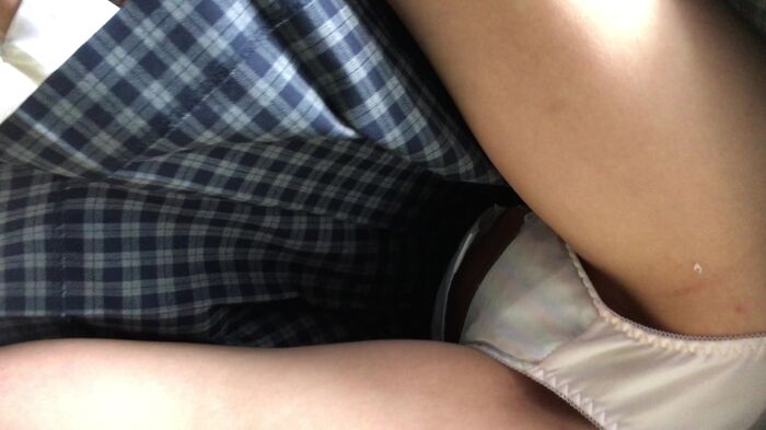[upskirt351 upside-down shooting JK] Stupid JK that can be captured by the camera from white P to crotch darkening with open legs squatting 47th image