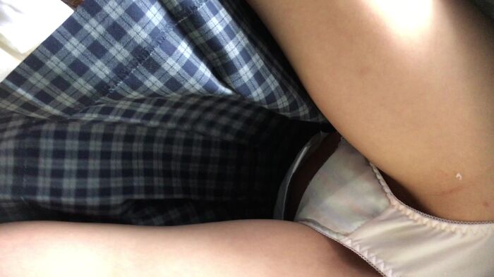 [upskirt351 upside-down shooting JK] Stupid JK that can be captured by the camera from white P to crotch darkening with open legs squatting 48th image