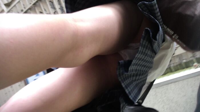 [upskirt351 upside-down shooting JK] Stupid JK that can be captured by the camera from white P to crotch darkening with open legs squatting 5th image