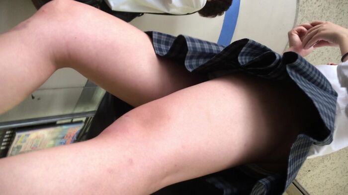 [upskirt351 upside-down shooting JK] Stupid JK that can be captured by the camera from white P to crotch darkening with open legs squatting 8th image