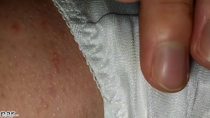 [EROS692 Train Chikan] A video of JK's fierce expression rolling up an excellent skirt and touching a white P with a napkin 18th image