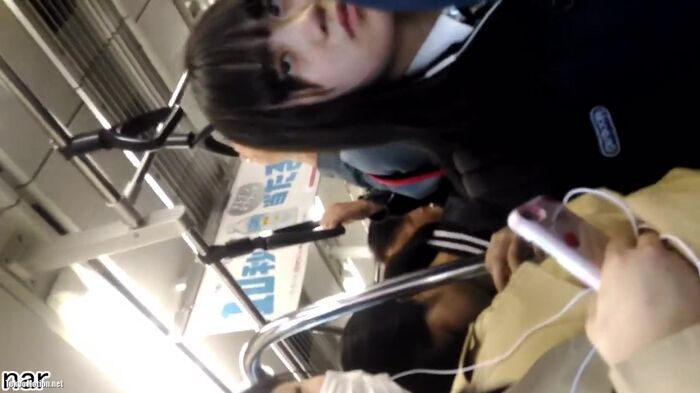 [EROS692 Train Chikan] A video of JK's fierce expression rolling up an excellent skirt and touching a white P with a napkin 44th image