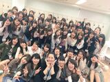 Photographer Wai, in the group photo, sits a skirt girl in the front row and aims for panchira w