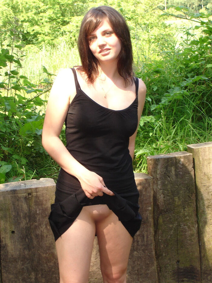 An erotic image that when a foreigner lifted her skirt, she was without panties after all 6th image