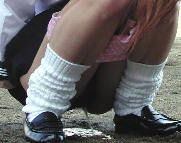 Squatting erotic image that makes it easy to see the while peeing 38th image