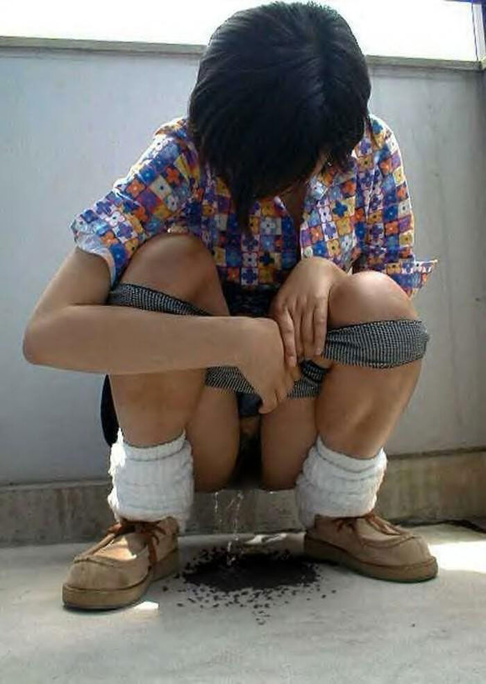 Squatting erotic image that makes it easy to see the while peeing 51th image