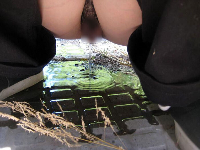 Squatting erotic image that makes it easy to see the while peeing 52th image