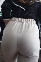- [Buttocks pudding pudding] The buttocks that shake while letting the pants pass through in front of you are very erotic