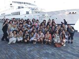 [*Find panchira*] The way to take a group photo is to distract yourself when you sit a skirt girl in the front row and click the shutter.