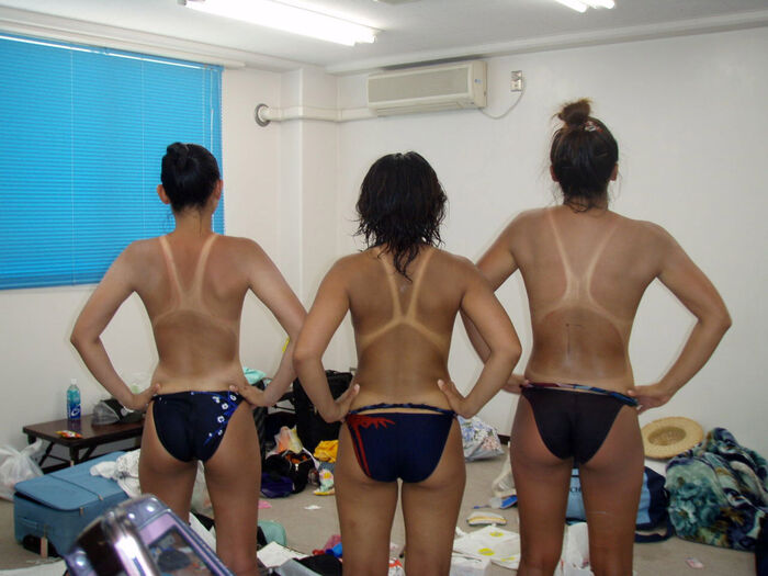 [eros223 tan] A sunburn scar image where the gap between wheat-colored sunburn marks and white skin somehow exudes eros 45th image