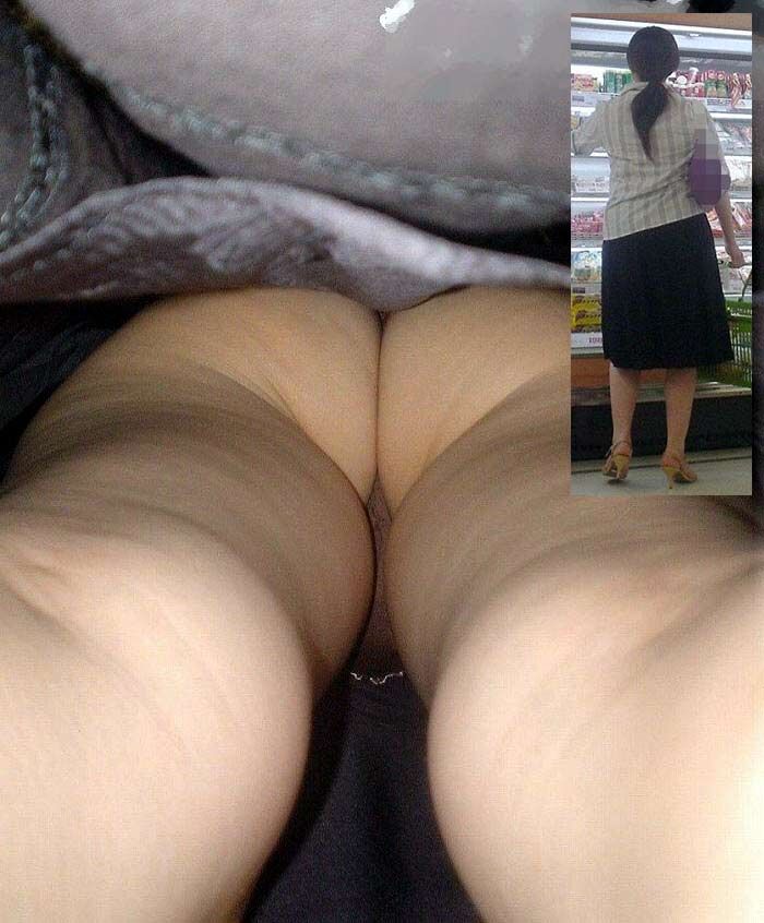 【パンチラエロ画像】Tバックの食い込みが半端なくイヤらし過ぎるwww 12th image