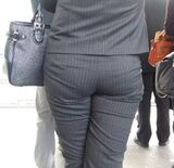 [Image] Dosukehe OL who is walking to show off her plump buttocks on purpose w