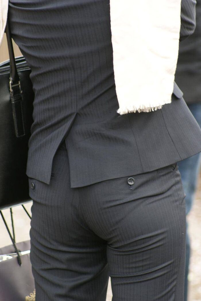 [Image] Dosukehe OL who is walking to show off her plump buttocks on purpose w 21th image