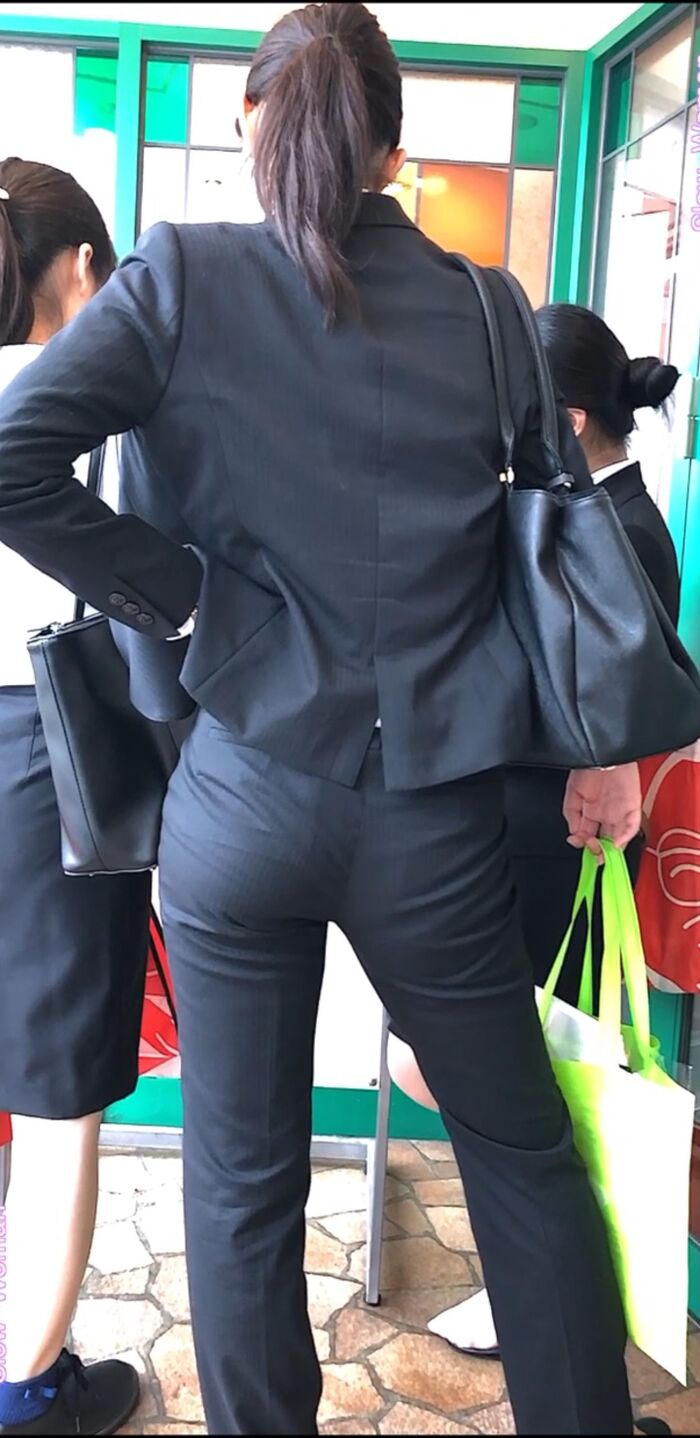 [Image] Dosukehe OL who is walking to show off her plump buttocks on purpose w 29th image