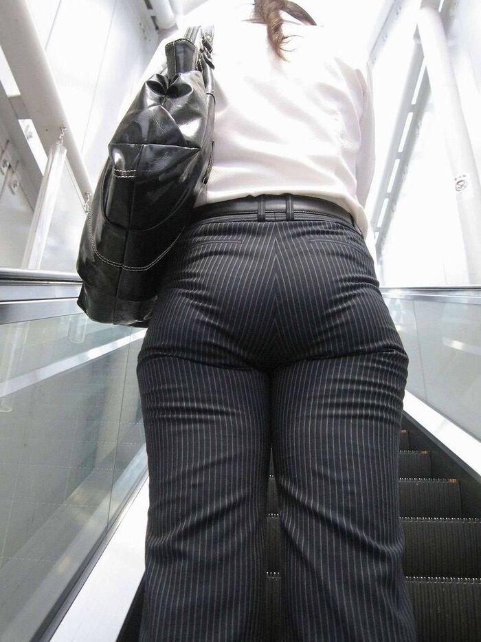 [Image] Dosukehe OL who is walking to show off her plump buttocks on purpose w 8th image