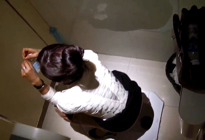 The image of an amateur girl secretly taken in a public toilet is too dangerous! 6th image