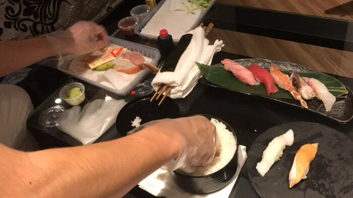【Image】Sex worker: 'Wait a minute, a customer started holding sushi at a love hotel.' 2th image