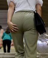 When I was climbing the stairs, my buttocks shook in front of me with a pudding pudding, and as a bonus, I was grinning