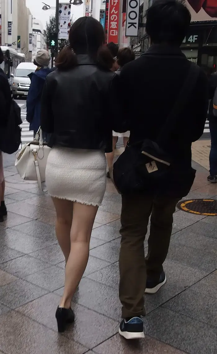 84 voyeur images of a tight mini skirt sister with a clear buttocks shape 12th image