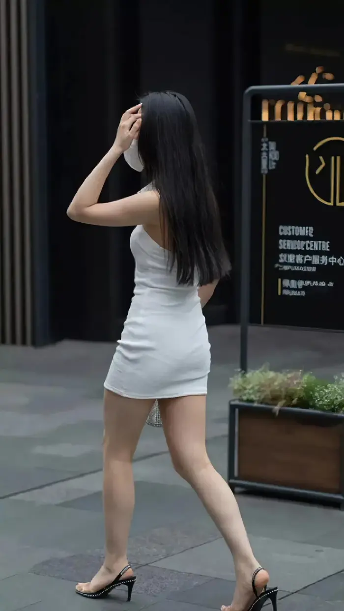 84 voyeur images of a tight mini skirt sister with a clear buttocks shape 25th image