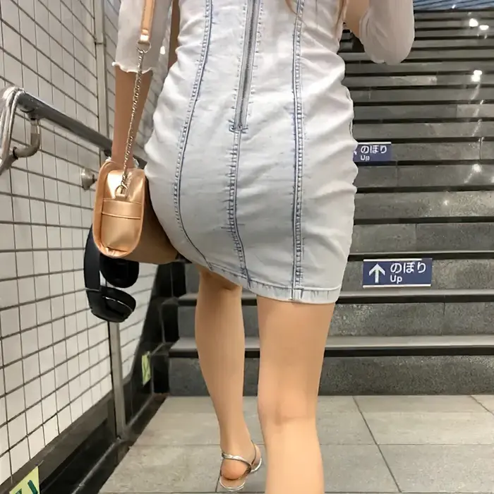 84 voyeur images of a tight mini skirt sister with a clear buttocks shape 36th image