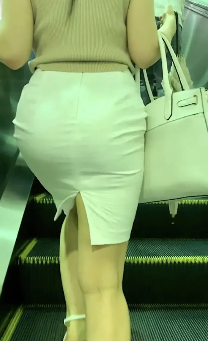 84 voyeur images of a tight mini skirt sister with a clear buttocks shape 44th image