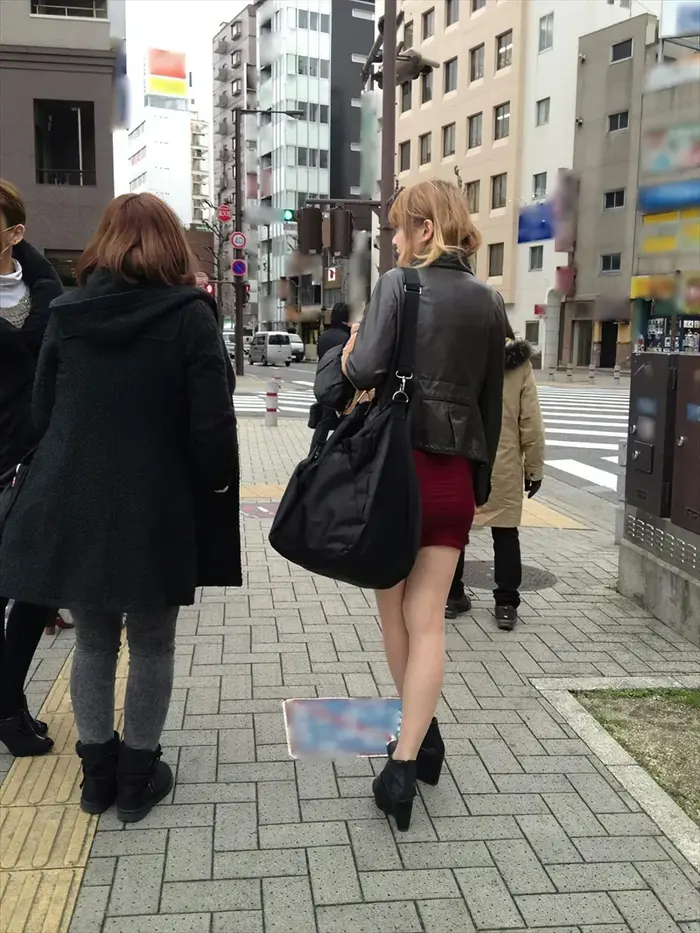84 voyeur images of a tight mini skirt sister with a clear buttocks shape 49th image
