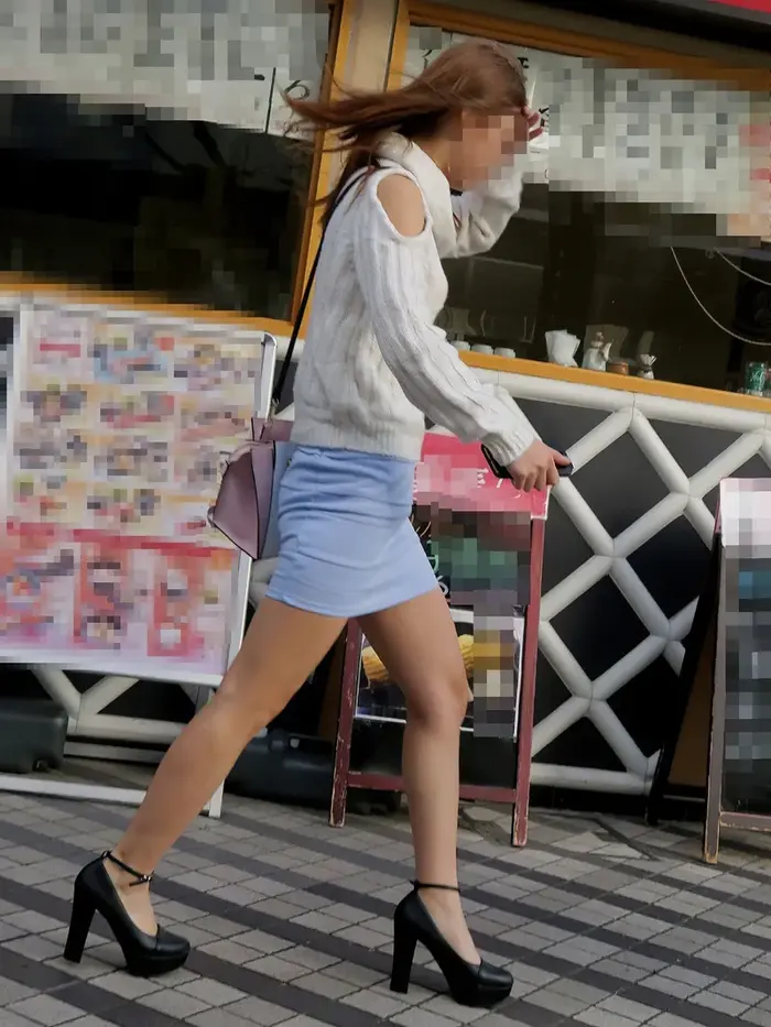 84 voyeur images of a tight mini skirt sister with a clear buttocks shape 52th image