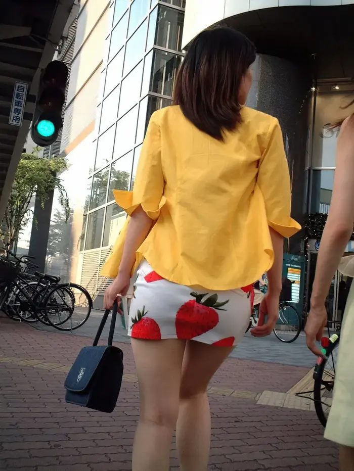 84 voyeur images of a tight mini skirt sister with a clear buttocks shape 60th image
