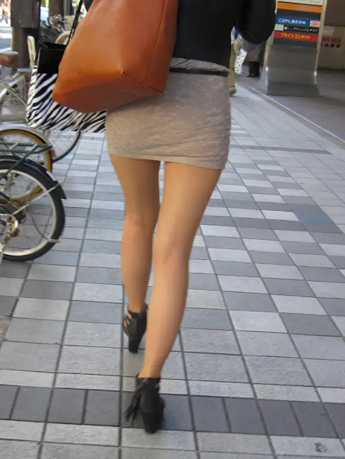 84 voyeur images of a tight mini skirt sister with a clear buttocks shape 80th image