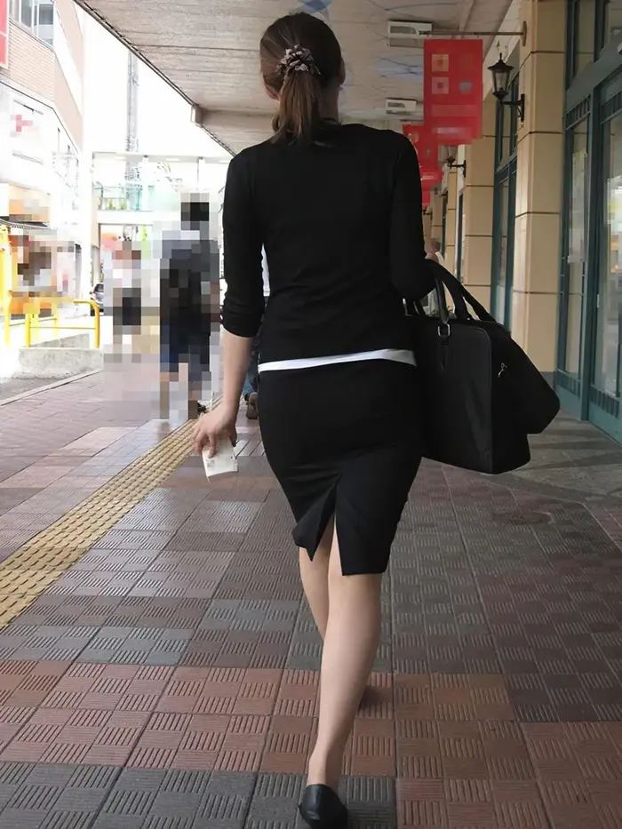 84 voyeur images of a tight mini skirt sister with a clear buttocks shape 85th image