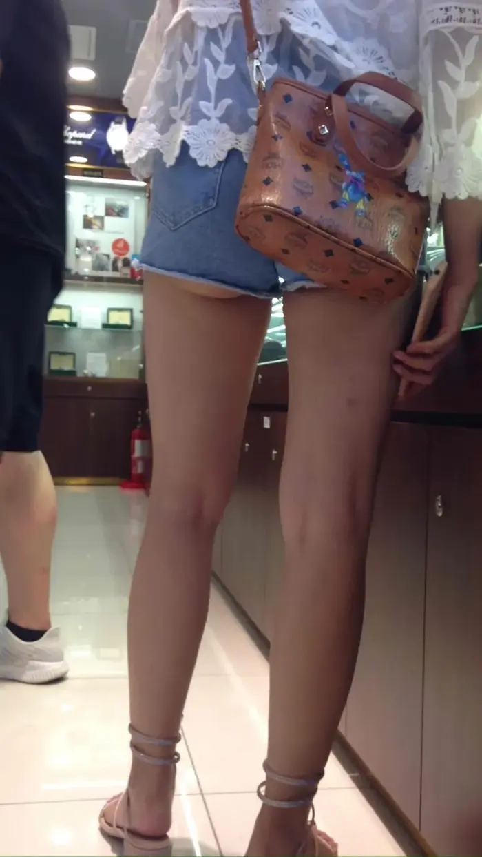 67 erotic images with the best panchira and buttocks protruding from the hem of hot pants 32th image