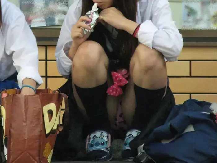 67 JK raw panchira images ~ Raw foot high school girl god angle voyeur collection 16th image