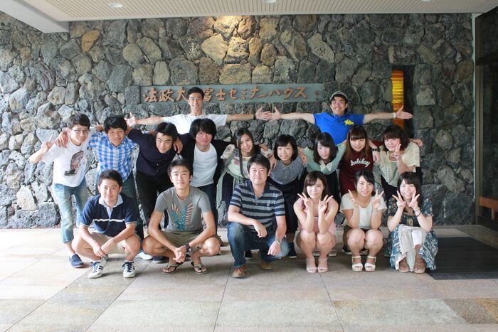 大変お世話になったクラスメイト、その理由が集合写真でのパンチラだったのは本人は知らない 2th image