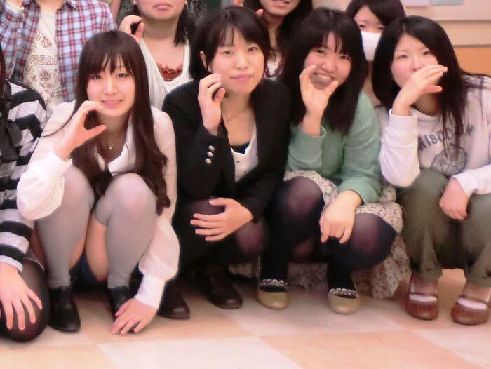 大変お世話になったクラスメイト、その理由が集合写真でのパンチラだったのは本人は知らない 4th image