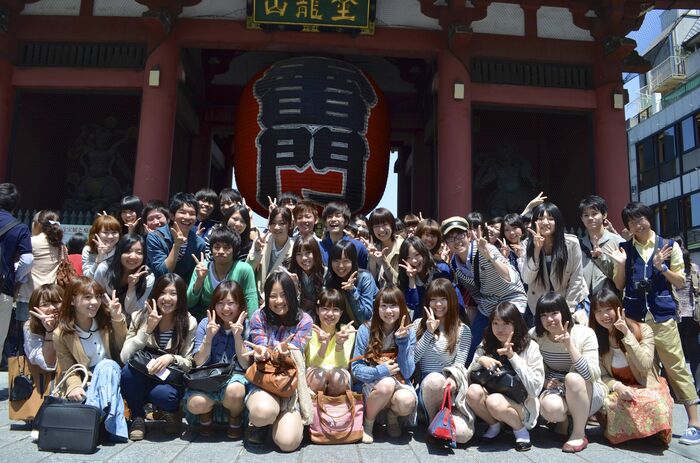 大変お世話になったクラスメイト、その理由が集合写真でのパンチラだったのは本人は知らない 5th image