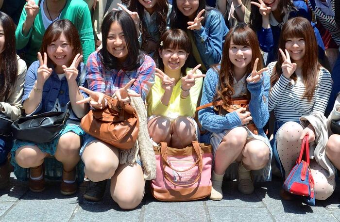 大変お世話になったクラスメイト、その理由が集合写真でのパンチラだったのは本人は知らない 6th image