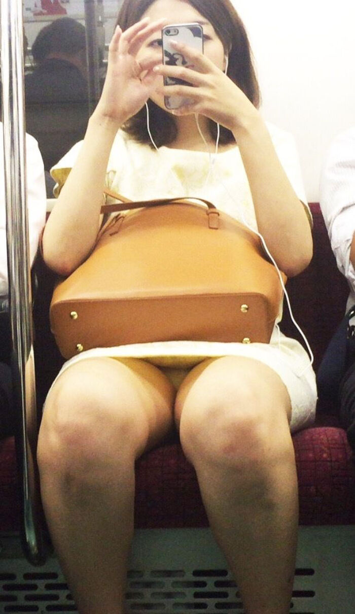 I can see it! I can see the pants and the pants! Happy commuter train 10th image