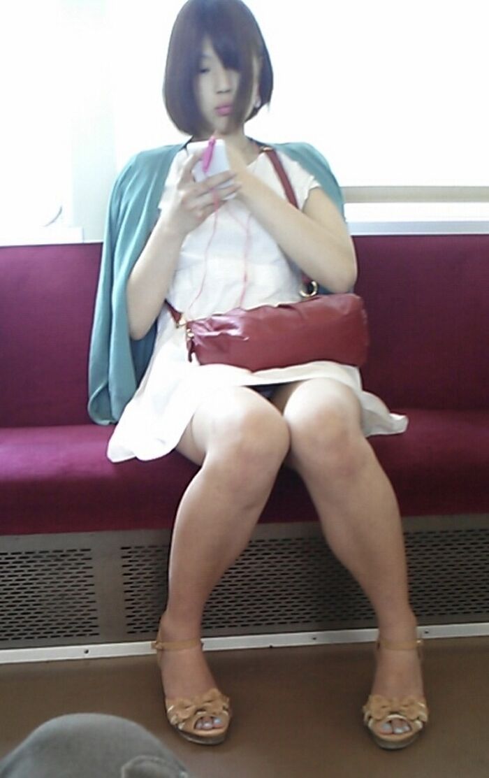 I can see it! I can see the pants and the pants! Happy commuter train 7th image