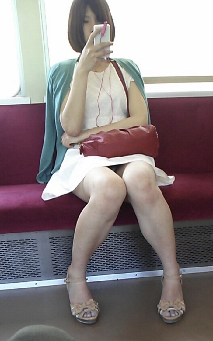 I can see it! I can see the pants and the pants! Happy commuter train 8th image