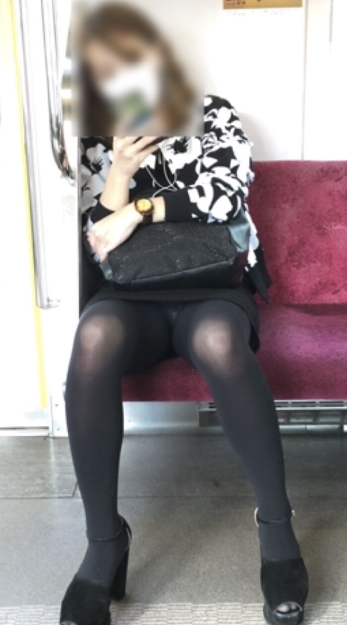 I can see it! I can see the pants and the pants! Happy commuter train 9th image