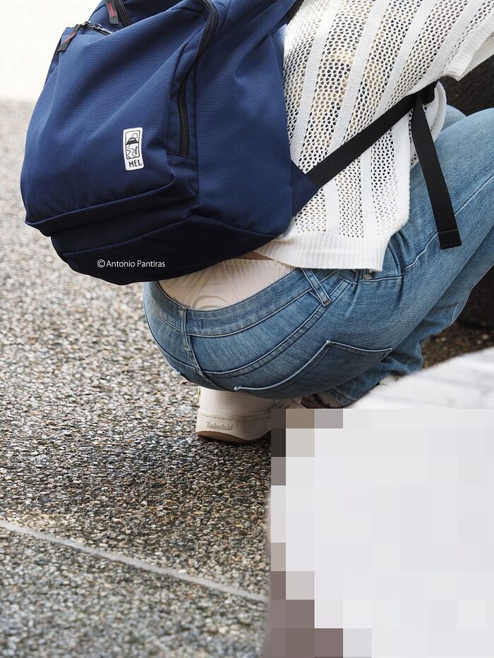おお！チラリと光る腰パンチラがやけにエロい 4th image