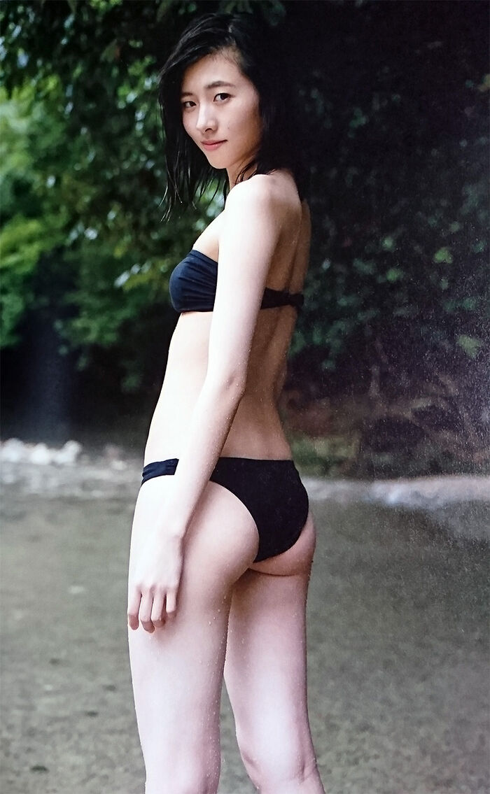 [Image] Maria Makino-chan, why does she bite her swimsuit into the crack so much that her buttocks are exposed? 22th image