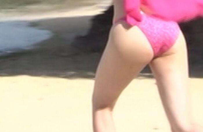 [Image] Maria Makino-chan, why does she bite her swimsuit into the crack so much that her buttocks are exposed? 25th image