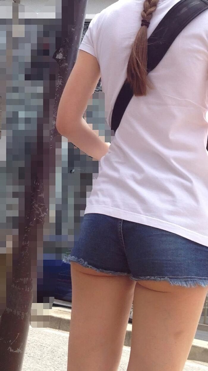 45 erotic images of lower buttocks that protrude from the hem of hot pants and bikinis 39th image
