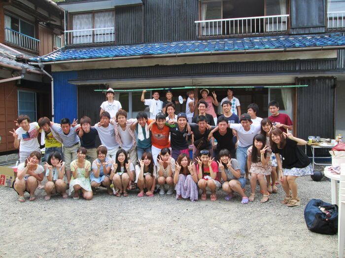 When I look at the group photo, I'm always looking for panchira lol. 14th image